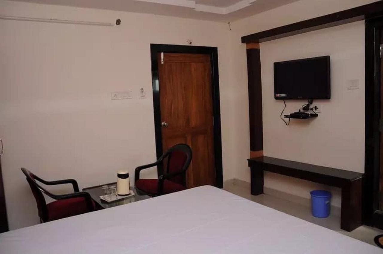 Dwaraka Residency Hotel Kākināda Exterior foto