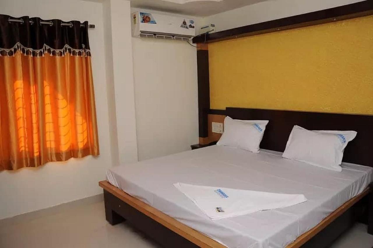 Dwaraka Residency Hotel Kākināda Exterior foto